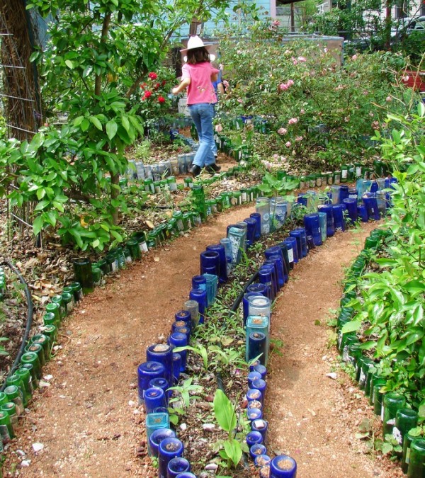 camino_jardin_botellas_recicladas