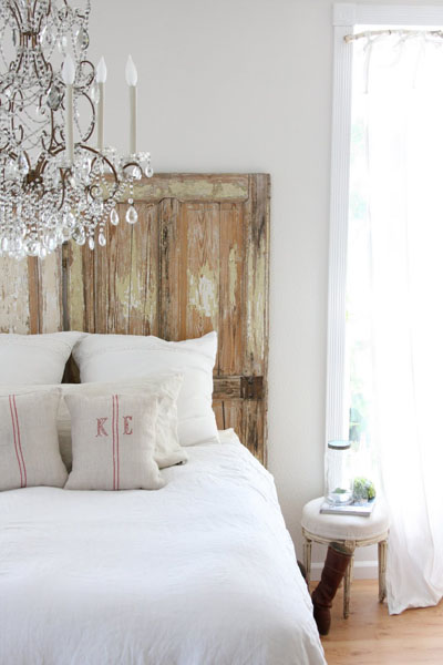 respaldo maderaCabecero de cama con puertas recuperadas y chandelier vintage
