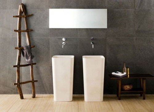 toalleroreforma-bano-minimalista-lavabos-blancos-grifos-pared-pared-color-carbon-suelo-madera