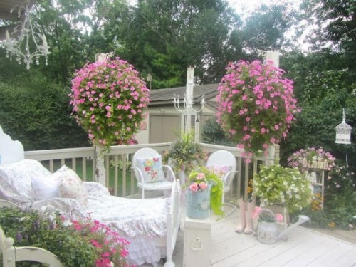 Shabby-chic-garden-with-patio-furniture