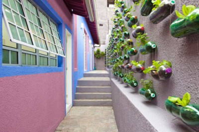 Como-hacer-un-jardín-vertical-utilizando-botellas-de-plástico-400x266